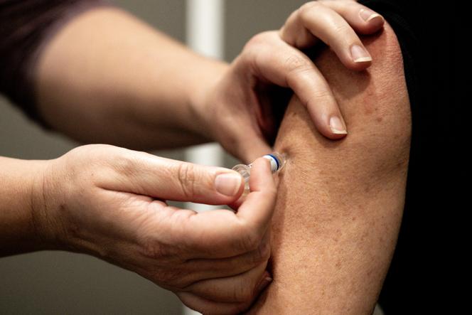 Une femme se fait vacciner contre la grippe dans une pharmacie de Brest (Finistère), le 3 décembre 2025.