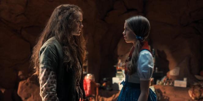 (De gauche à droite) Sadie Sink, dans le rôle de Max Mayfield, et Nell Fisher, dans celui d’Holly Wheeler, dans la saison 5 de « Stranger Things ».