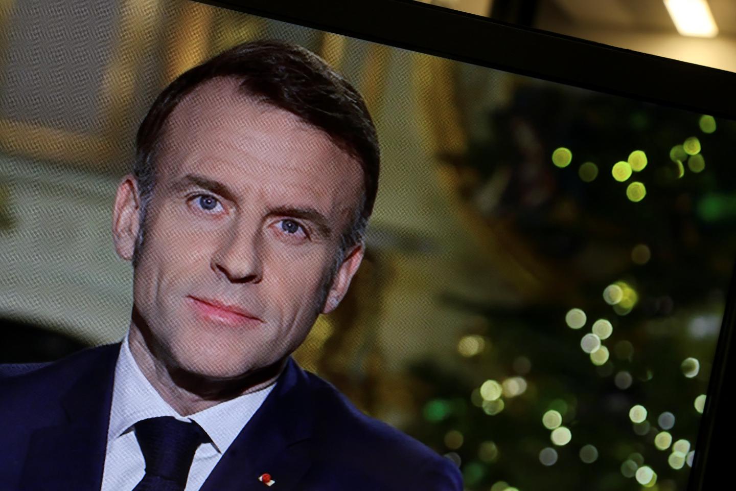 Pour ses avant-derniers vœux aux Français, Emmanuel Macron cherche le consensus et promet d’être au travail « jusqu’à la dernière seconde »