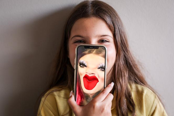 Bianca Navarro, âgée de 10 ans, montre une capture d’écran issue de son Snapchat, à Sydney (Australie), le 30 octobre 2025.