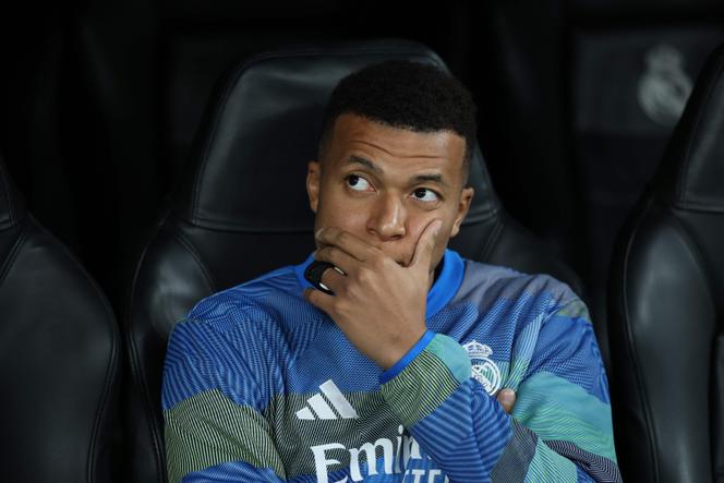 Kylian Mbappé, sur le banc, pendant le match de la phase de ligue de la Ligue des champions entre le Real Madrid et Manchester City, au stade Santiago Bernabeu, le 10&nbsp;décembre&nbsp;2025. 