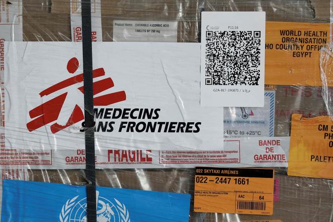 Le logo de Médecins sans frontières (MSF) apparaît sur des fournitures humanitaires destinées aux familles palestiniennes de la bande de Gaza, stockées dans les entrepôts du Croissant-Rouge égyptien, dans la ville frontalière égyptienne d’El-Arish, le 8 avril 2025.