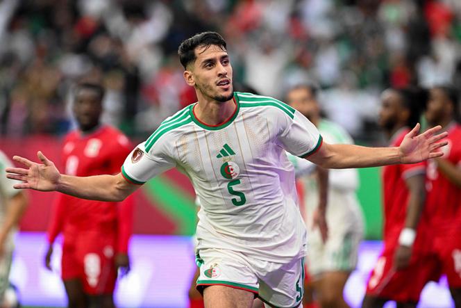 Le défenseur Zineddine Belaid célèbre le premier but de l’Algérie lors du match de la Coupe d’Afrique des nations face à la Guinée équatoriale au stade Moulay Hassan de Rabat, le 31 décembre 2025. 