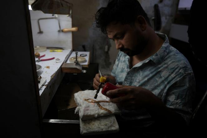 Un orfèvre fabrique des bijoux en or, à Ahmedabad (Inde), le&nbsp;8&nbsp;avril&nbsp;2025.