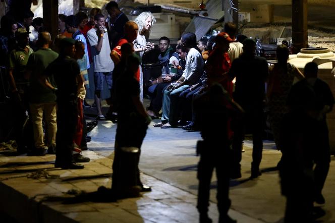 Des migrants secourus en mer sont arrivés à l’île de Lampedusa (Italie), le 14 août 2025. 