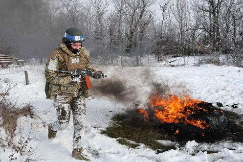 Tetiana, une jeune recrue ukrainienne de 20 ans, participe à un entraînement militaire dans l’oblast de Zaporijia, en Ukraine, le 1ᵉʳ janvier 2026.