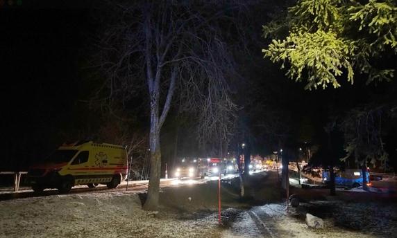 De nombreux véhicules de secours se sont mis en route dès la première alerte, émise avant 2 heures du matin, dans la nuit du 31 décembre au 1ᵉʳ janvier. Plusieurs ambulances sont visibles pendant leur trajet vers Crans-Montana sur cette photographie diffusée par la police.