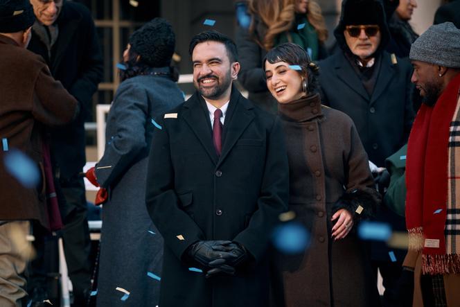 Zohran Mamdani (à gauche), au côté de son épouse, Rama Duwaji, lors de sa cérémonie d’investiture en tant que maire de New York, le 1ᵉʳ janvier 2026.