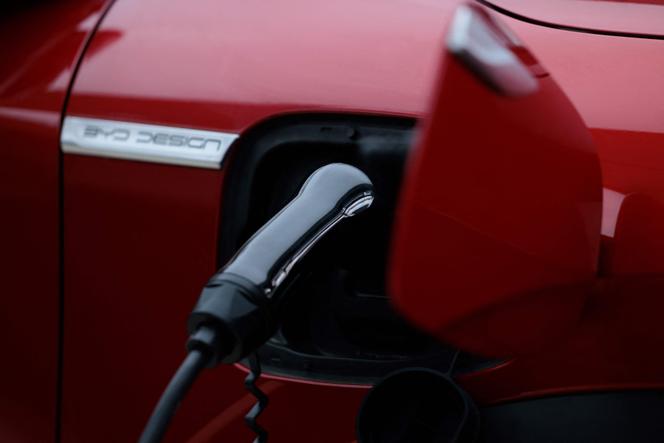 Prise de recharge d’un véhicule électrique dans une concession du constructeur automobile chinois de véhicules électriques et hybrides BYD, à Paris, le 20 mars 2025.