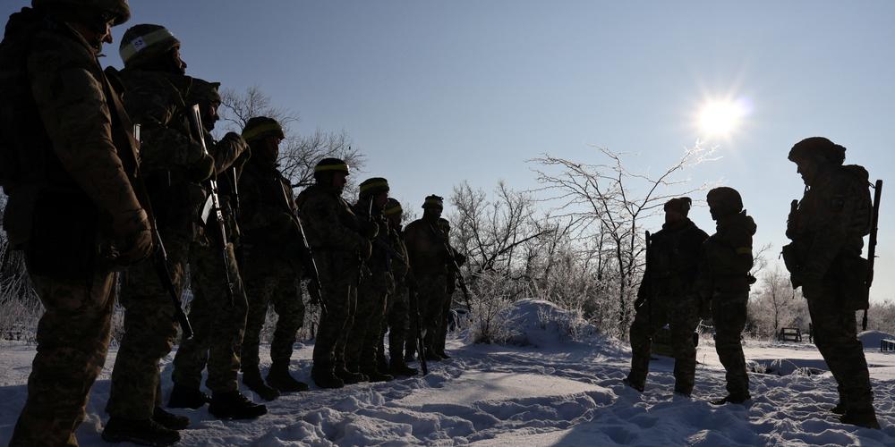 Des recrues de l’armée ukrainienne se mettent en formation avant des exercices militaires sur un terrain d’entraînement près de la ligne de front, dans la région de Zaporijia, en Ukraine, le 1er janvier 2026. - UKRAINIAN ARMED FORCES / VIA REUTERS