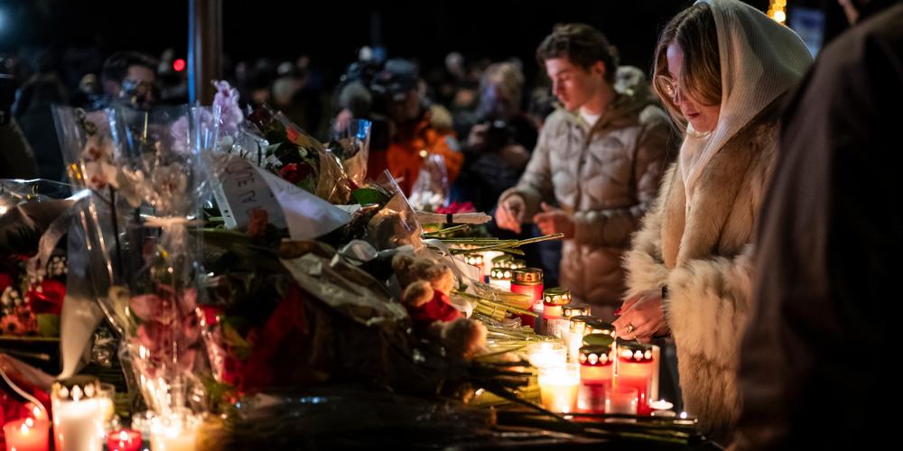 Des personnes se rassemblent en mémoire des victimes de l’incendie du bar Le Constellation à Crans-Montana, en Suisse, le jeudi 1ᵉʳ janvier 2026. - ALESSANDRO DELLA VALLE / AP