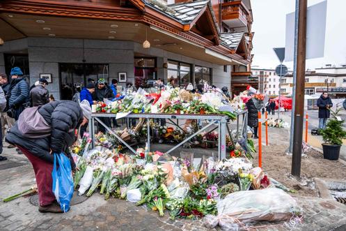 Des fleurs et des bougies déposées près du bar Le Constellation, à Crans-Montana, en Suisse, le 2 janvier 2026.