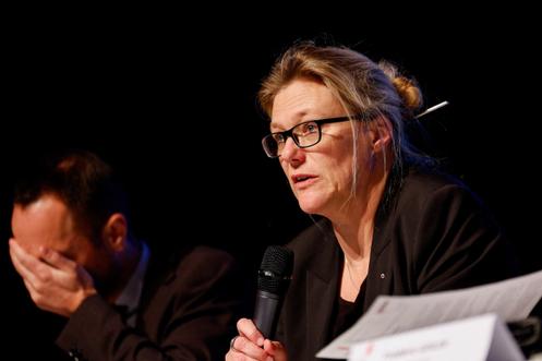 La procureure générale du canton, Béatrice Pilloud, lors d’une conférence de presse à Sion, en Suisse, le 2 janvier 2026.