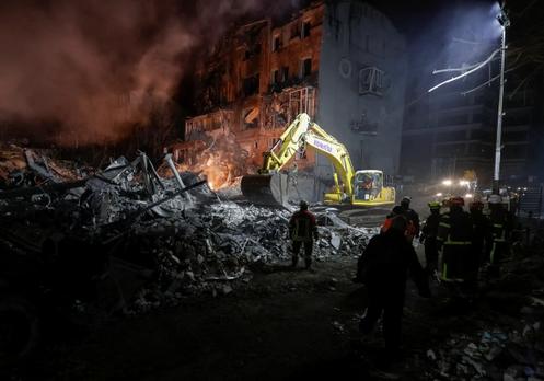 Des secouristes sur le site de la frappe aérienne russe, à Kharkiv, en Ukraine, le 2 janvier 2026.