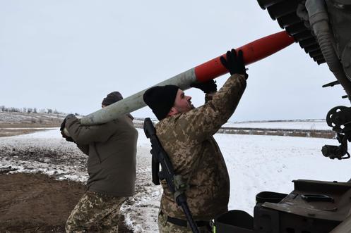 Des soldats ukrainiens se préparant à tirer avec un lance-roquettes en direction des positions russes, dans l’oblast de Zaporijia, en Ukraine, le 2 janvier 2026.