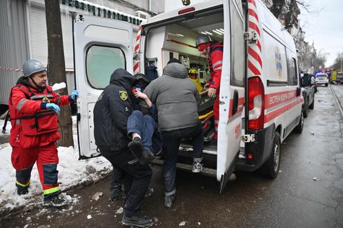 Des secouristes et des médecins prennent en charge un habitant blessé à la suite d’une frappe aérienne russe, à Kharkiv, en Ukraine, le 2 janvier 2026.