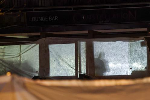 Un membre de l’équipe médico-légale se détache en silhouette à l’intérieur du bar Le Constellation, à Crans-Montana, en Suisse, le 2 janvier 2026.