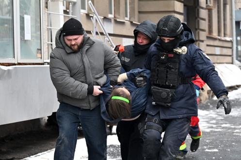 Des secouristes et un policier transportent une femme blessée suite à l’attaque russe, à Kharkiv, le 2 janvier 2026.
