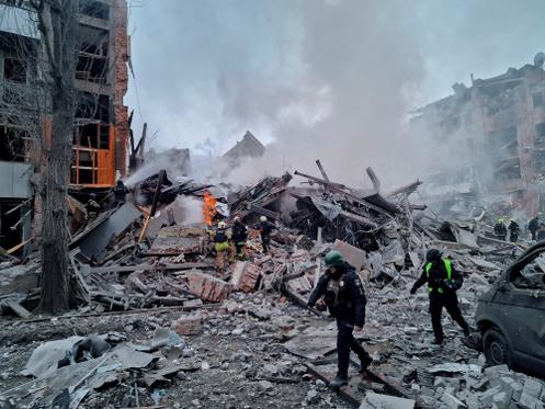 Des pompiers interviennent sur le site d’un immeuble d’habitation touché par une frappe aérienne russe, à Kharkiv, en Ukraine, le 2 janvier 2026.