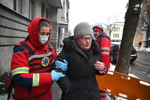 Des secouristes évacuent une femme blessée à la suite d’une frappe aérienne russe, à Kharkiv, en Ukraine, le 2 janvier 2026.