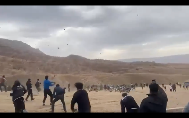 Un extrait d’une vidéo tournée lors des funérailles de Amirhossein Khodayari-Fard, 22 ans, tué par balles lors des manifestations à Kouhdasht, dans la province du Lorestan, montre la présence des forces gouvernementales mais aussi la réaction hostile des personnes présentes, le 2 janvier 2026.