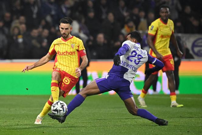 Le Lensois Adrien Thomasson effectue une passe lors du match de Ligue 1&nbsp;face au TFC, le 2&nbsp;janvier&nbsp;2026, au Stadium de Toulouse.