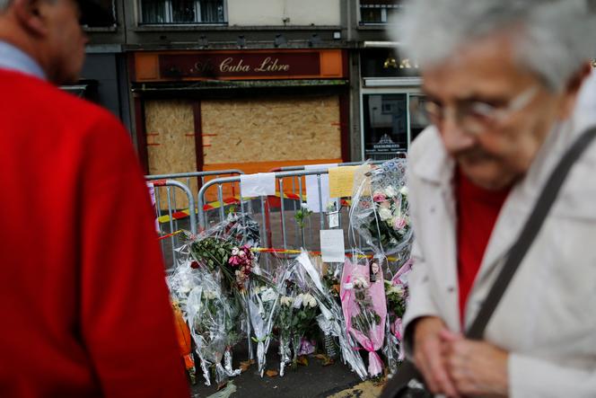 Devant un mémorial où des fleurs, des bougies et des photos ont été déposées, devant le bar Cuba Libre, à Rouen, le 11&nbsp;août&nbsp;2016.