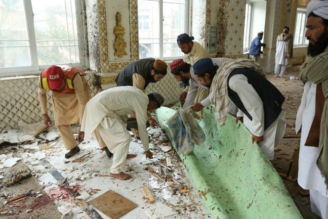 Dans une mosquée après un attentat-suicide, à Akora Khattak, au Pakistan, le 28&nbsp;février 2025. 