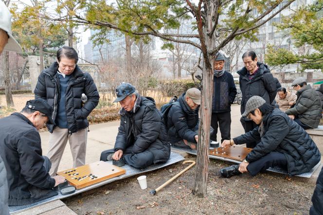 A Séoul, le 7&nbsp;décembre 2025. Les joueurs se sont repliés au parc Jongmyo, à vingt minutes de marche du parc Tapgol.