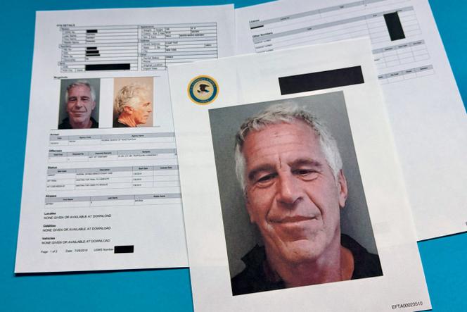 Des documents inclus dans le dossier Jeffrey Epstein, publié par le département américain de la justice et photographiés le 2&nbsp;janvier 2026. 