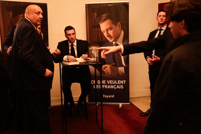 Jordan Bardella dédicace son livre, au Théâtre Marigny, à Paris, le 26 octobre 2025.
