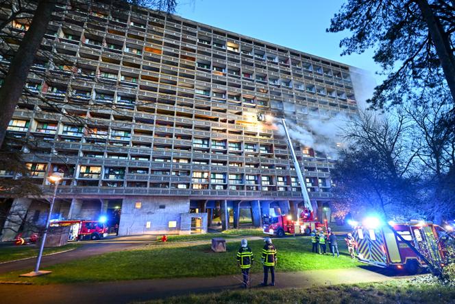 Intervention des sapeurs pompiers pour l’incendie d’un appartement dans la Cité Radieuse le Corbusier de Rezé,  le 2 janvier 2025.
