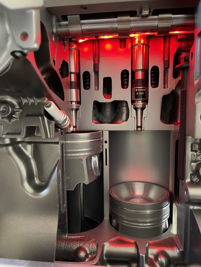 Présentation d’une chambre de combustion interne d’un moteur Aramco, lors du Vienna Motor Symposium, en Autriche, en avril 2024.