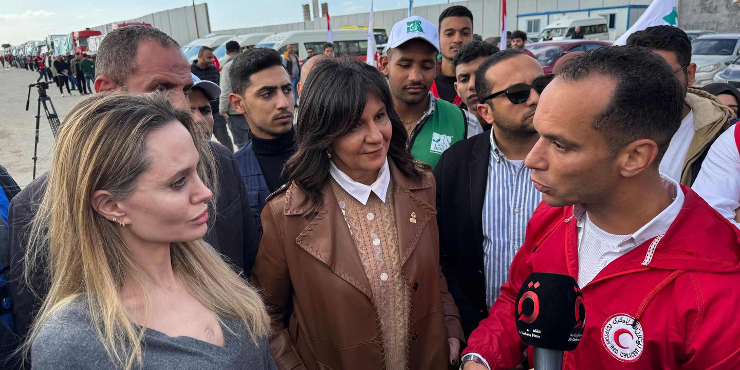 Angelina Jolie est allée au point de passage de Rafah pour constater le blocage de l’aide humanitaire vers la bande de Gaza