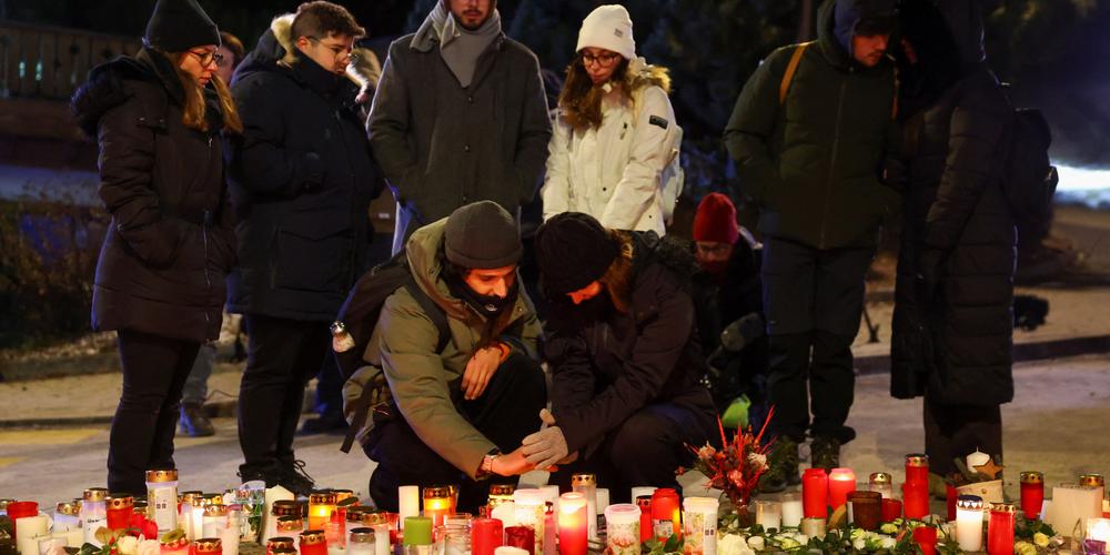 Près du lieu de l’incendie, à Crans-Montana, en Suisse, le 2 janvier 2026. - DENIS BALIBOUSE / REUTERS