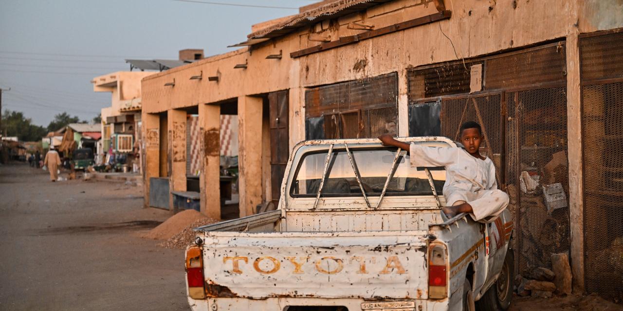 Un enfant soudanais assis dans une voiture près du marché principal de Karima, dans l’État du Nord du Soudan, le 26 novembre 2025.