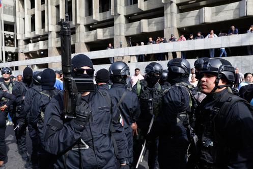 Des civils armés progouvernementaux à Caracas, au Venezuela, le 3 janvier 2026.