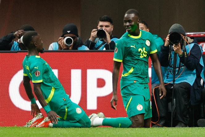 Pape Gueye (à droite) a inscrit deux buts lors de la victoire du Sénégal face au Soudan, samedi&nbsp;3&nbsp;janvier&nbsp;2026, dans le cadre des huitièmes de finale de la Coupe d’Afrique des nations.