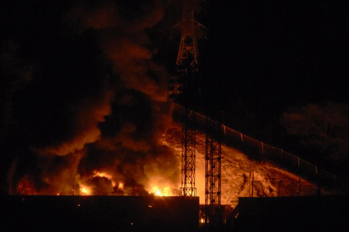 Incendie à Fuerte Tiuna, le plus grand complexe militaire du Venezuela, après une série d’explosions à Caracas le 3 janvier 2026. 