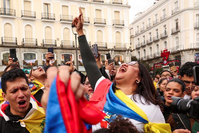 Des manifestants se réunissent après l’annonce du président américain, Donald Trump, de la capture de Nicolas Maduro, à Madrid, le 3&nbsp;janvier&nbsp;2026. 