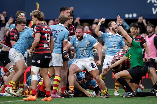 La joie des Perpignanais lors de leur victoire face au Stade toulousain, samedi&nbsp;3&nbsp;janvier&nbsp;2026, au stade Aimé-Giral, lors de la 14e journée de Top 14.