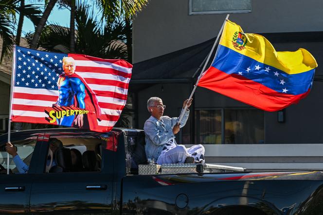 Une femme brandit un drapeau du Venezuela à Doral (Floride), aux États-Unis, le 3&nbsp;janvier 2026.