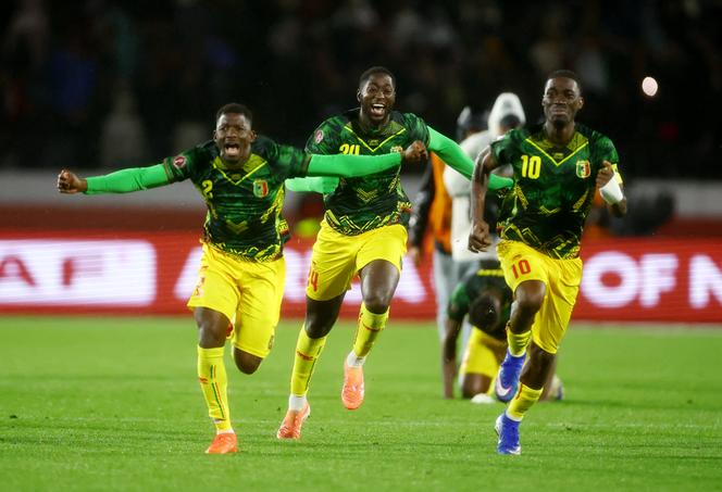 Les joueurs de la sélection malienne célèbrent leur qualification aux tirs au but pour les quarts de finale de la Coupe d’Afrique des nations 2025, face à la Tunisie (1-1), à Casablanca (Maroc), samedi 3 janvier 2026.