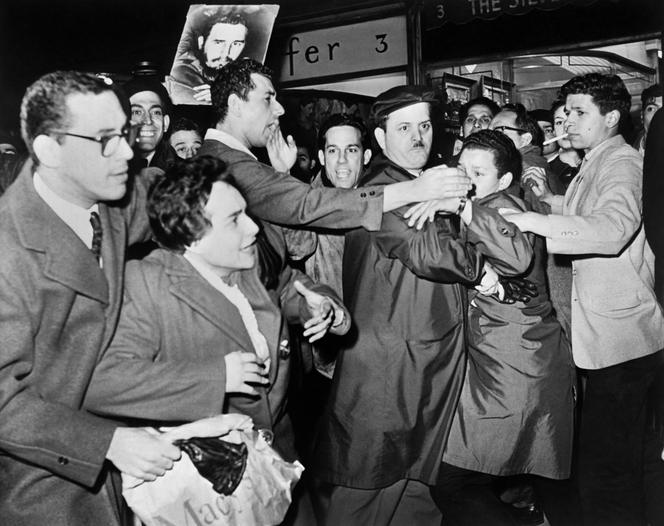 Des Cubains et des Américains pro et anti-Castro s’affrontent lors de manifestations, pendant l’invasion de la baie des Cochons, le 19 avril 1961, à New York. 