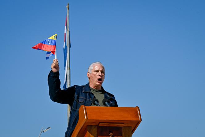 Le président cubain Miguel Diaz-Canel prononce un discours en brandissant un drapeau vénézuélien en signe de soutien au dirigeant Nicolas Maduro, à La Havane, le 3&nbsp;janvier 2026.
