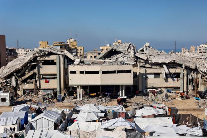 Des tentes abritant des personnes déplacées sont installées sur le terrain endommagé de l’université islamique de Gaza, le 3 janvier 2026.