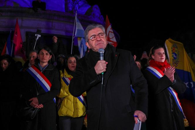 Jean-Luc Mélenchon, leader de La France insoumise, lors d’une manifestation contre l’opération des Etats-Unis au Venezuela, à Paris, le 3 janvier 2026.