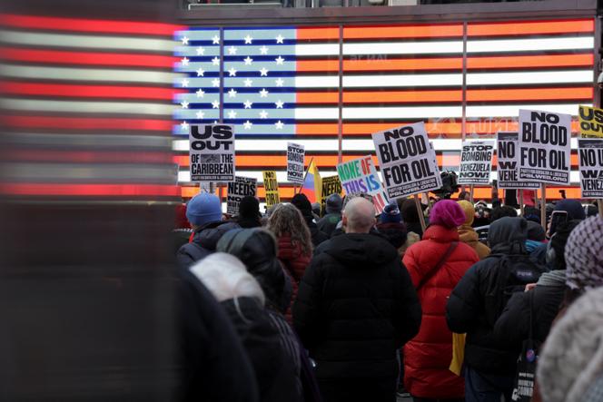 Des personnes manifestent contre les frappes américaines au Venezuela et la capture du président vénézuélien, Nicolas Maduro, lors d’un rassemblement à Times Square, à New York, le 3&nbsp;janvier&nbsp;2026.