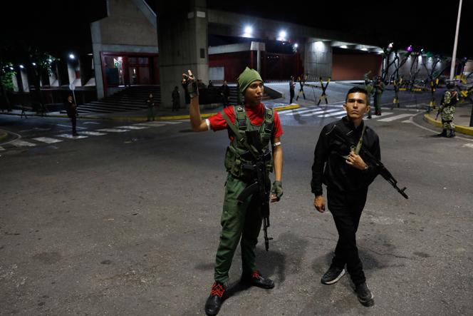 Des membres de la garde présidentielle dans la rue près du palais de Miraflores, à Caracas, samedi 3&nbsp;janvier 2026.