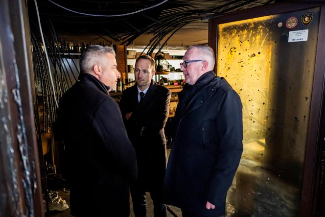 Stéphane Ganzer, conseiller d’État du canton du Valais, Mathias Reynard, conseiller d’État et président du Conseil d’État du canton du Valais, et Nicolas Féraud, maire de Crans-Montana, à l’entrée du bar Le&nbsp;Constellation, à Crans-Montana (Suisse), le 3&nbsp;janvier 2026.
